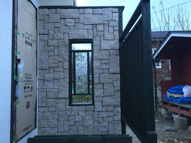 無添加住宅モデルハウス、石張り完了しました