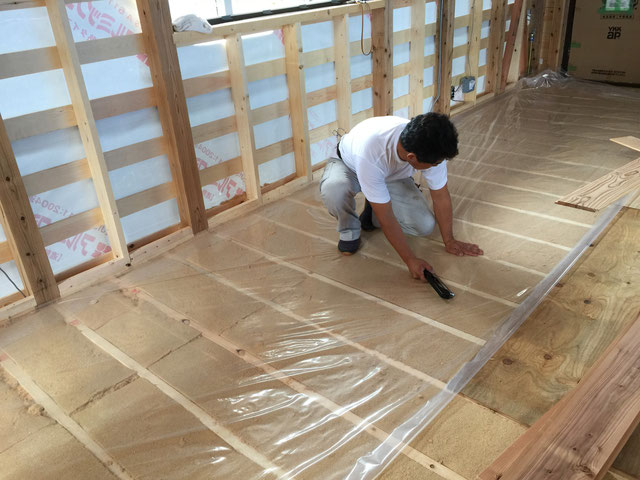 床下地とサッシが入りました