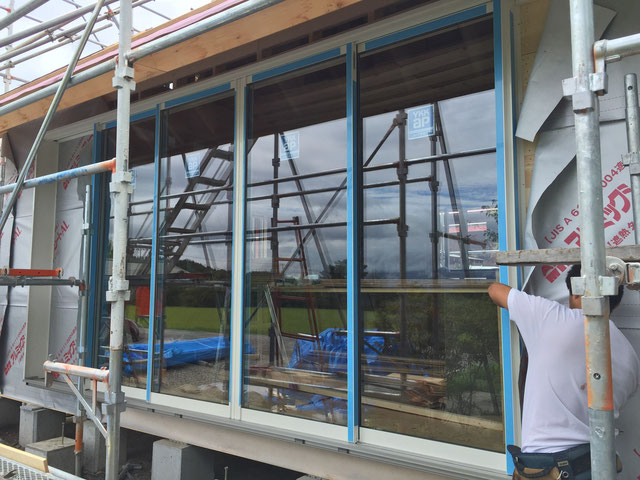 床下地とサッシが入りました