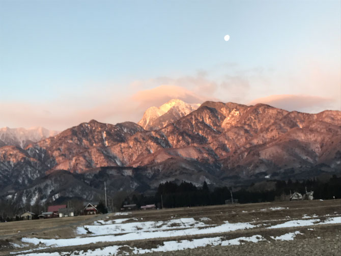 朝6時半の甲斐駒ケ岳  左下にある住宅はモデルハウスです。