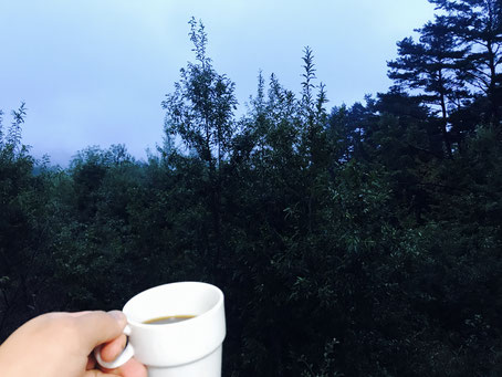 北杜市でむかえる無北杜市でむかえる無添加な朝　⑩朝の極上コーヒーをいただくのが日課です加な朝　⑪この季節、朝の気温は10度ぐらいです